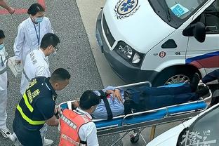 危险⚠吉达联合球员遭对手亮鞋钉爆头，赛后已被送往医院
